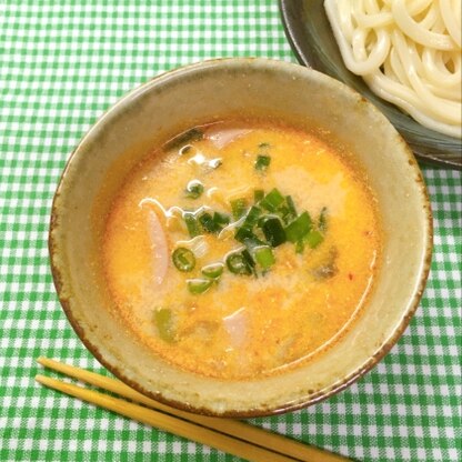 お昼ご飯にスタミナ豆乳キムチうどんを作りました。豚肉が無かったので、ソーセージを入れましたが、マイルドな辛さが、やみつきになりそうです♪ご馳走さまでした❣️